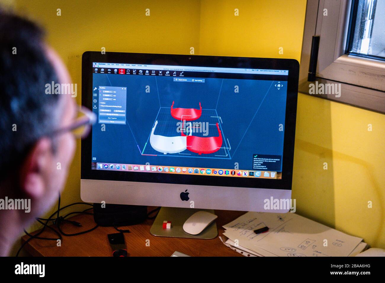 Barcelone, Espagne. 24 mars 2020. Un concepteur utilisant un ordinateur avec des imprimantes tridimensionnelles a vu faire un masque de protection pour les travailleurs médicaux. À Barcelone, ??Espagne, le 24 mars 2020. L'Espagne est l'un des pays les plus touchés par l'épidémie de Coronavirus (Covid-19). (Photo de Adrià Salido Zarco/INA photo Agency/Sipa USA) crédit: SIPA USA/Alay Live News Banque D'Images