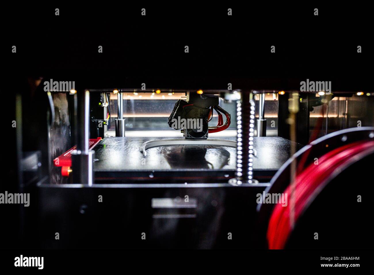 Barcelone, Espagne. 24 mars 2020. Un concepteur utilisant un ordinateur avec des imprimantes tridimensionnelles a vu faire un masque de protection pour les travailleurs médicaux. À Barcelone, ??Espagne, le 24 mars 2020. L'Espagne est l'un des pays les plus touchés par l'épidémie de Coronavirus (Covid-19). (Photo de Adrià Salido Zarco/INA photo Agency/Sipa USA) crédit: SIPA USA/Alay Live News Banque D'Images