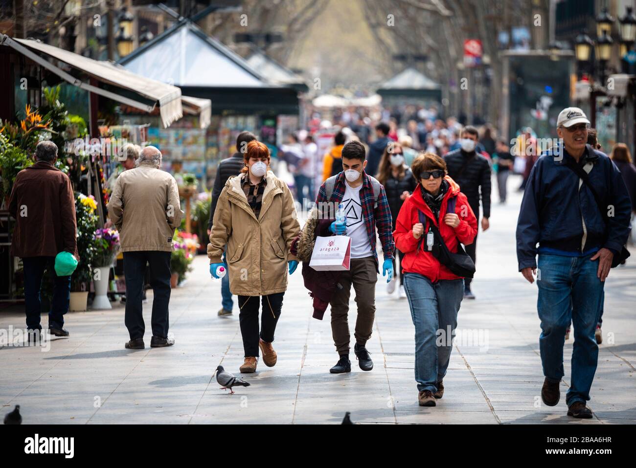 Barcelone, Espagne. 14 mars 2020. Les touristes de Las Ramblas de Barcelone visitent toujours les principaux endroits de la ville alors qu'ils attendent la décision du gouvernement espagnol de fermer ou non le pays, à Barcelone, en Espagne, le 14 mars 2020. (Photo de Adrià Salido Zarco/INA photo Agency/Sipa USA) crédit: SIPA USA/Alay Live News Banque D'Images