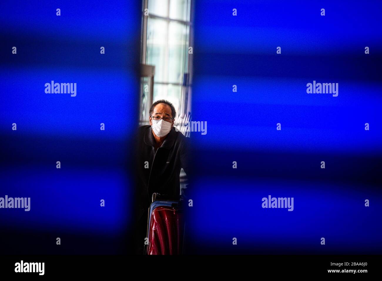 Barcelone, Espagne. 19 mars 2020. Un homme portant un masque à l'aéroport El Prat de Barcelone, ??Espagne, le 19 mars 2020. Un certain nombre d'étrangers essaient de retourner dans leur pays, avant la fermeture de l'aéroport dans les prochains jours. L'Espagne est l'un des pays les plus touchés par l'épidémie de Coronavirus (Covid-19). (Photo de Adrià Salido Zarco/INA photo Agency/Sipa USA) crédit: SIPA USA/Alay Live News Banque D'Images