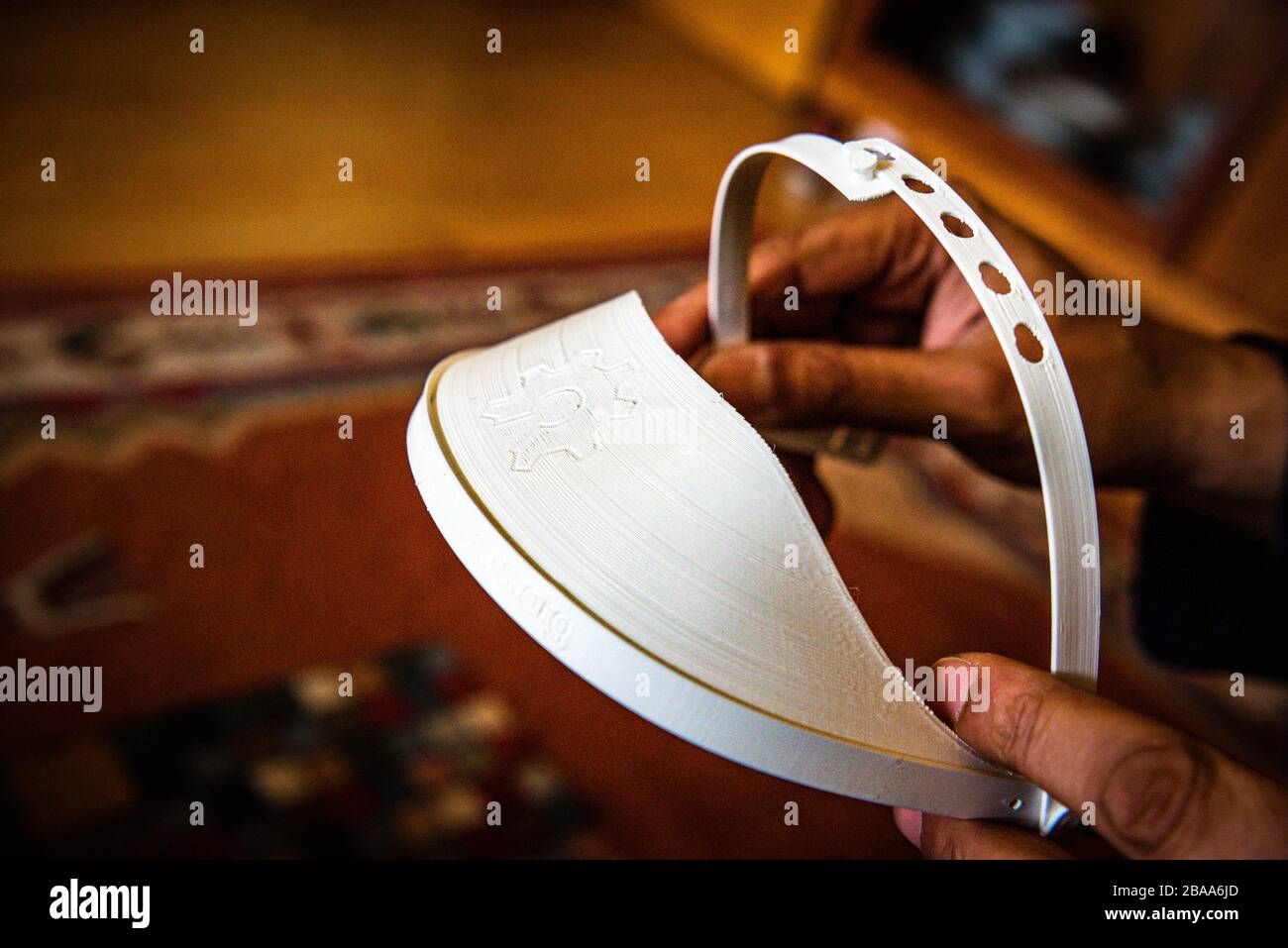 Barcelone, Espagne. 24 mars 2020. Un travailleur a vu faire un masque de protection pour les travailleurs médicaux. À Barcelone, ??Espagne, le 24 mars 2020. L'Espagne est l'un des pays les plus touchés par l'épidémie de Coronavirus (Covid-19). (Photo de Adrià Salido Zarco/INA photo Agency/Sipa USA) crédit: SIPA USA/Alay Live News Banque D'Images