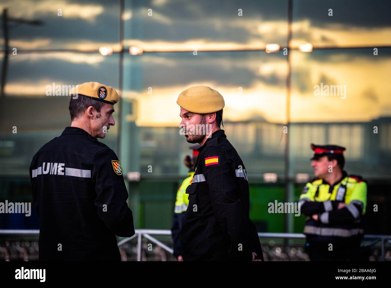 Barcelone, Espagne. 19 mars 2020. L'UME (Unidad Militar de Emergencia) est vu des gardes à l'aéroport El Prat de Barcelone, ??Espagne, pendant la désinfection par pulvérisation pour empêcher la propagation de Coronavirus (Covid-19), le 19 mars 2020. (Photo de Adrià Salido Zarco/INA photo Agency/Sipa USA) crédit: SIPA USA/Alay Live News Banque D'Images