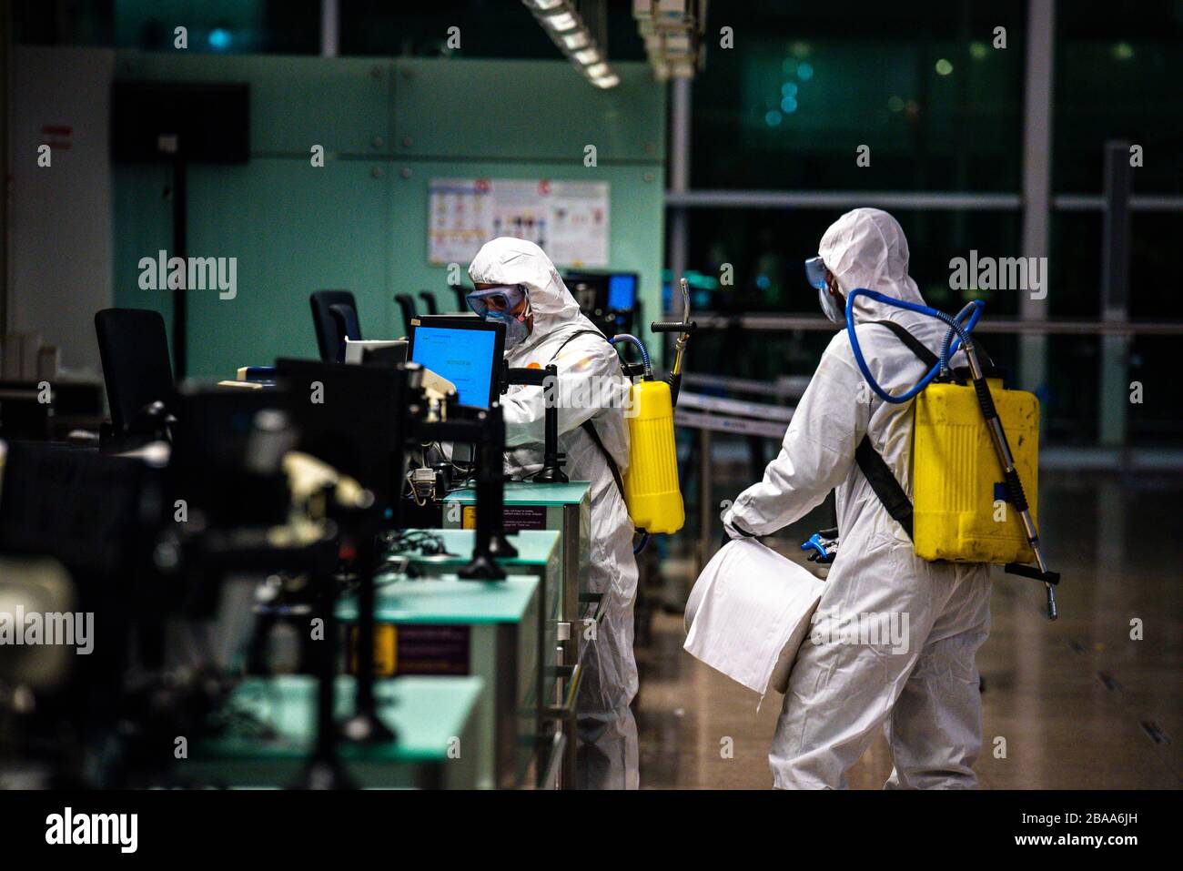 Barcelone, Espagne. 19 mars 2020. L'UME (Unidad Militar de Emergencia) a désinfecté à l'aéroport El Prat de Barcelone, ??Espagne, pour empêcher la propagation du Coronavirus (Covid-19) le 19 mars 2020. (Photo de Adrià Salido Zarco/INA photo Agency/Sipa USA) crédit: SIPA USA/Alay Live News Banque D'Images