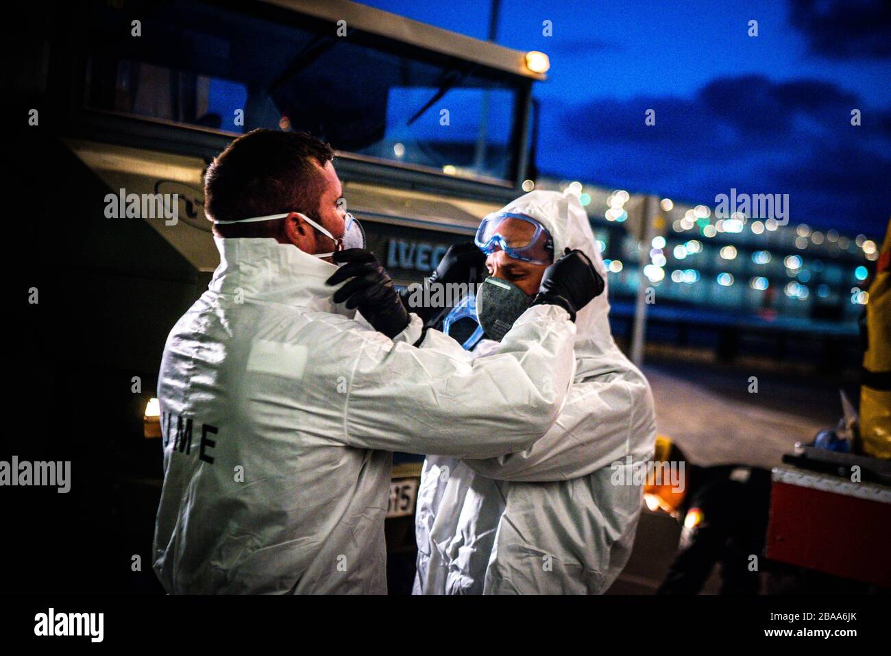 Barcelone, Espagne. 19 mars 2020. L'UME (Unidad Militar de Emergencia) prépare les personnes désinfectées à l'aéroport El Prat de Barcelone, ??Espagne, pour empêcher la propagation du Coronavirus (Covid-19) le 19 mars 2020. (Photo de Adrià Salido Zarco/INA photo Agency/Sipa USA) crédit: SIPA USA/Alay Live News Banque D'Images