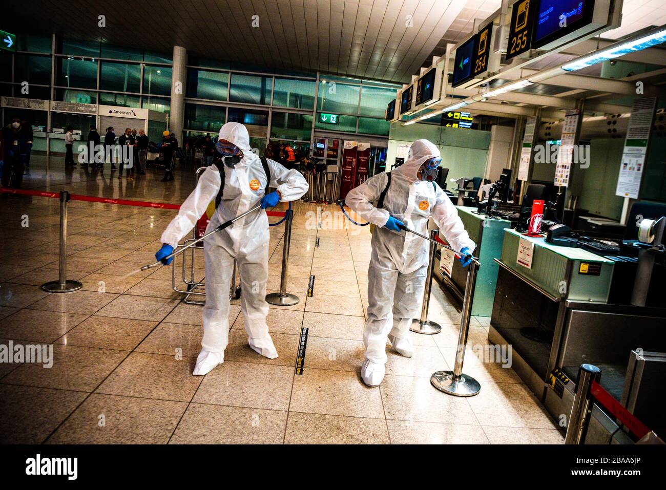 Barcelone, Espagne. 19 mars 2020. L'UME (Unidad Militar de Emergencia) a désinfecté à l'aéroport El Prat de Barcelone, ??Espagne, pour empêcher la propagation du Coronavirus (Covid-19) le 19 mars 2020. (Photo de Adrià Salido Zarco/INA photo Agency/Sipa USA) crédit: SIPA USA/Alay Live News Banque D'Images
