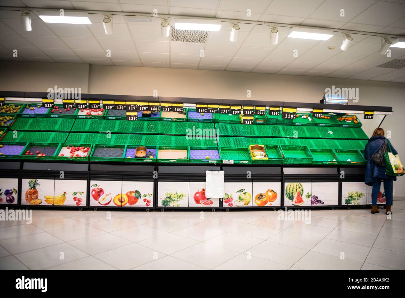 Barcelone, Espagne. 11 mars 2020. Un Shoppers en Espagne passe devant des étagères vides le 19 mars 2020: L'épidémie de coronavirus (Covid-19) a déclenché des achats de panique à travers l'EROPA, mais les gouvernements prennent des mesures pour calmer les citoyens inquiets. (Photo de Adrià Salido Zarco/INA photo Agency/Sipa USA) crédit: SIPA USA/Alay Live News Banque D'Images