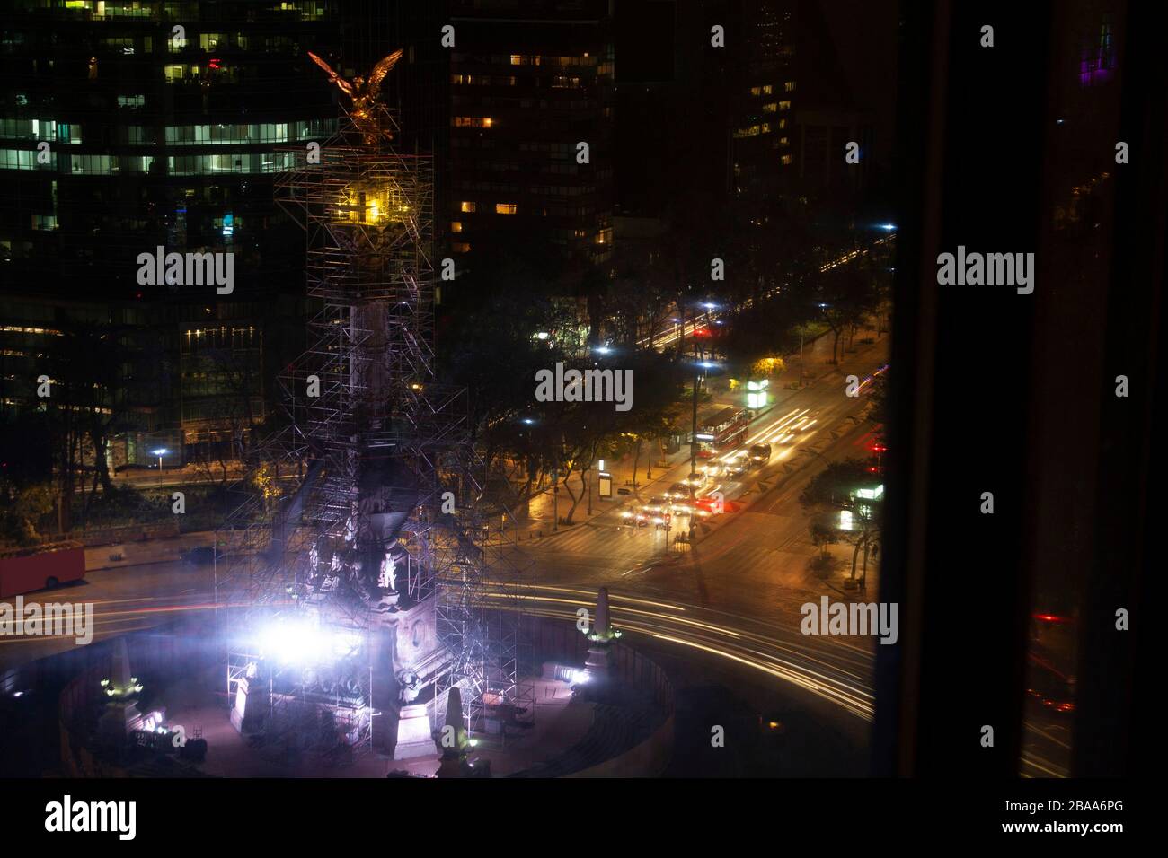 Rivières de lumière traversant les rues donnant une vue de dessus de la ville de Mexico la nuit Banque D'Images