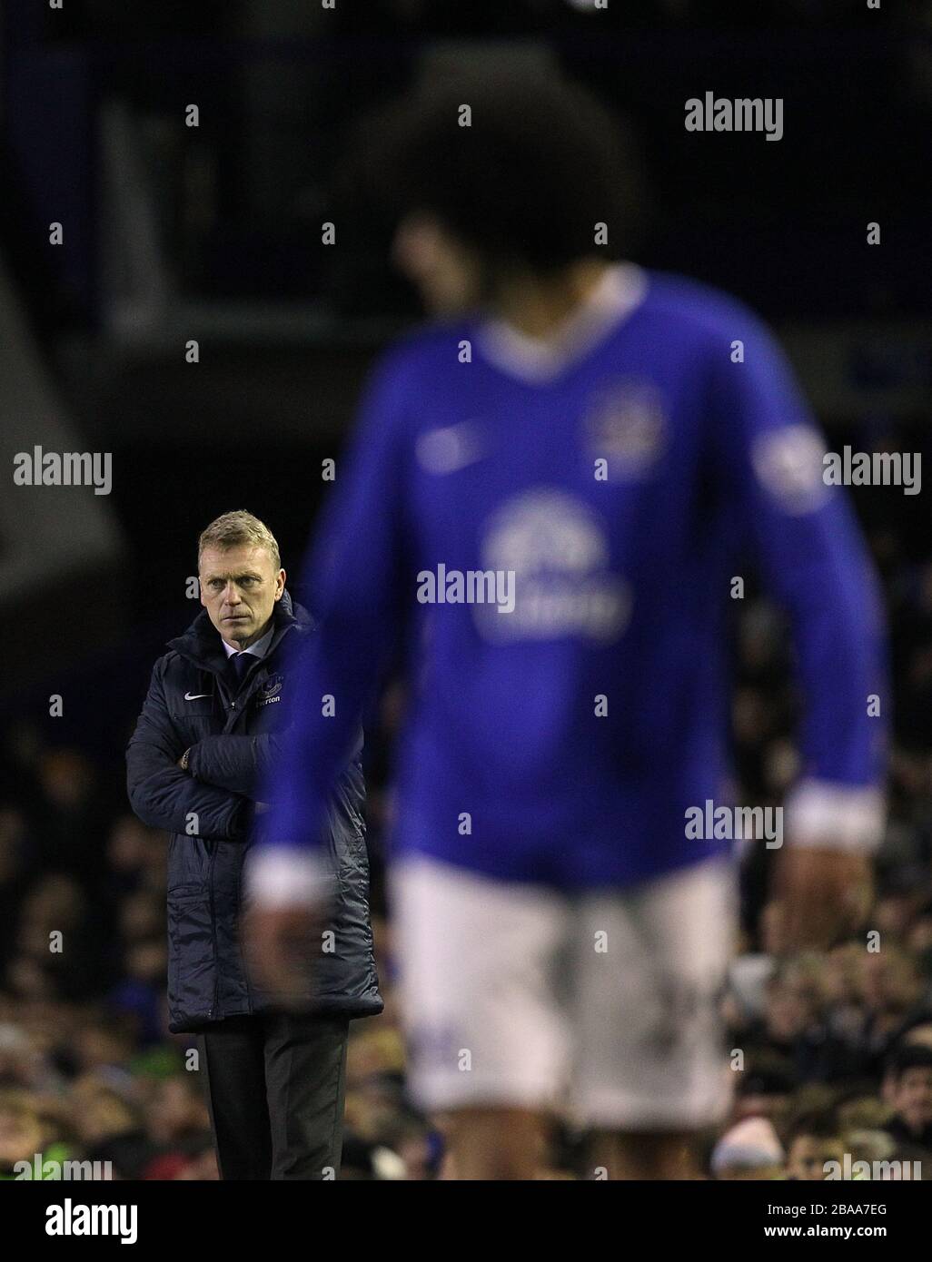 Marouane Fellaini d'Everton regarde le directeur David Moyes sur le touchline Banque D'Images