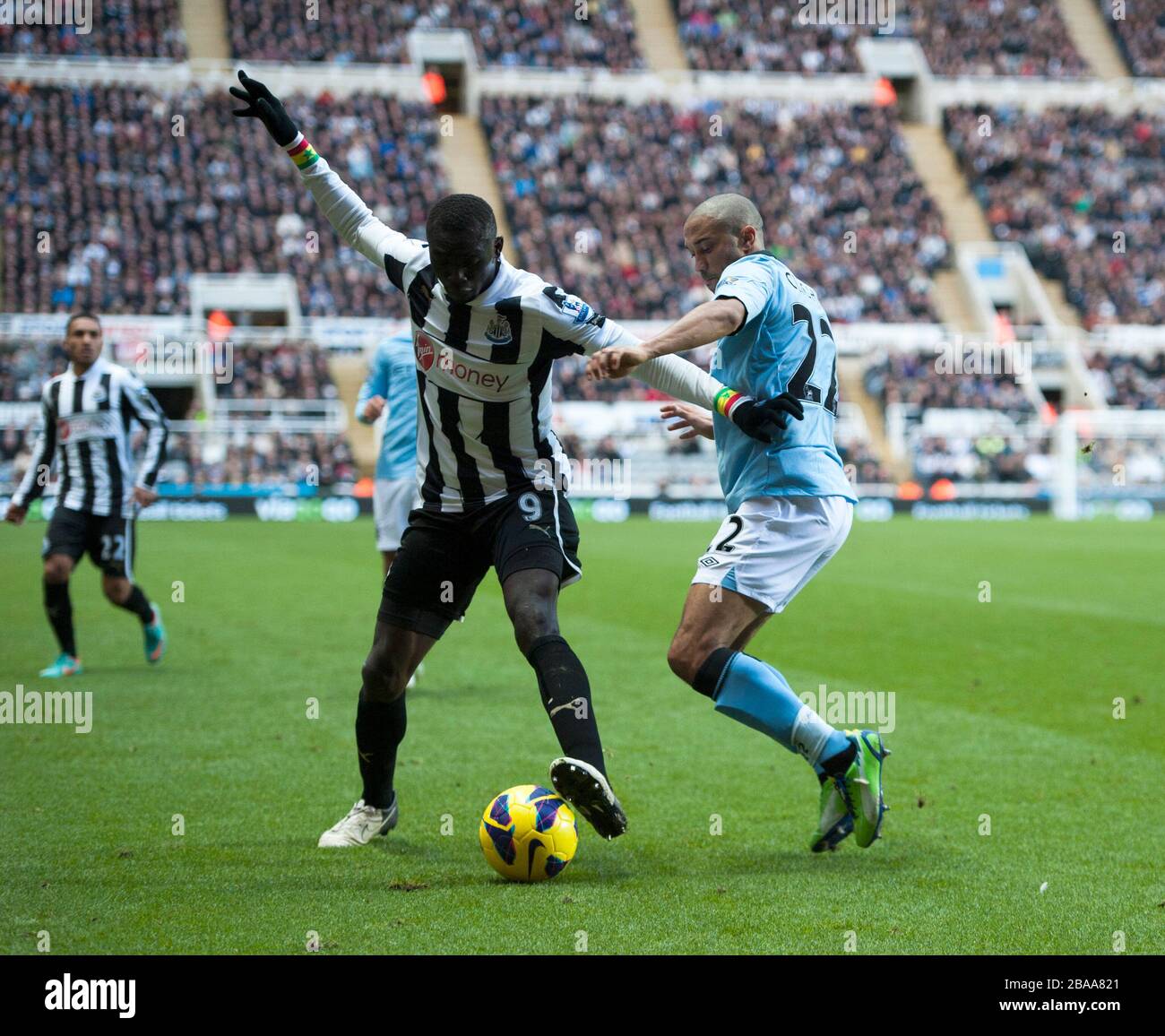 La bataille de Papiss Demba Cisse de Newcastle United (à gauche) et de Manchester City, GA’l Clichy (à droite) Banque D'Images