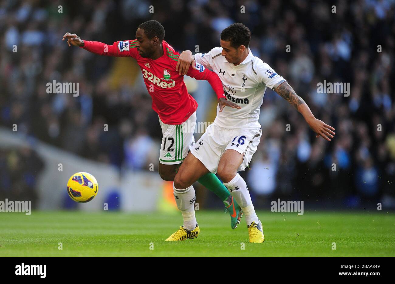 Nathan Dyer et Tottenham Hotspur's Kyle Naughton (à droite) de Swansea City affrontent le ballon Banque D'Images