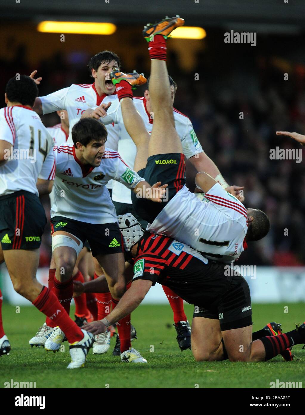 Schalk Brits de Saracens s'attaque à Simon Zebo de Munsters Banque D'Images