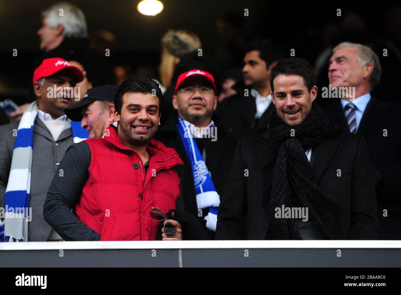 Le vice-président du QPR, Amit Bhatia (à gauche), discute avec Jamie Redknapp (à droite) dans les tribunes Banque D'Images