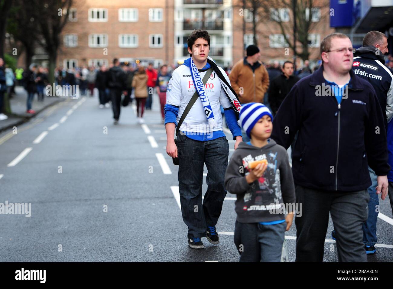 Un fan de Fulham fait son chemin vers Loftus Road pour le match Banque D'Images