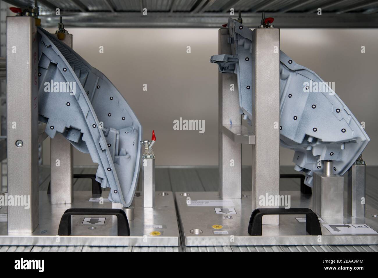 Moules en matières plastiques pour la production de lampes pour voitures stockées dans une étagère dans une usine de mesure tridimensionnelle Banque D'Images