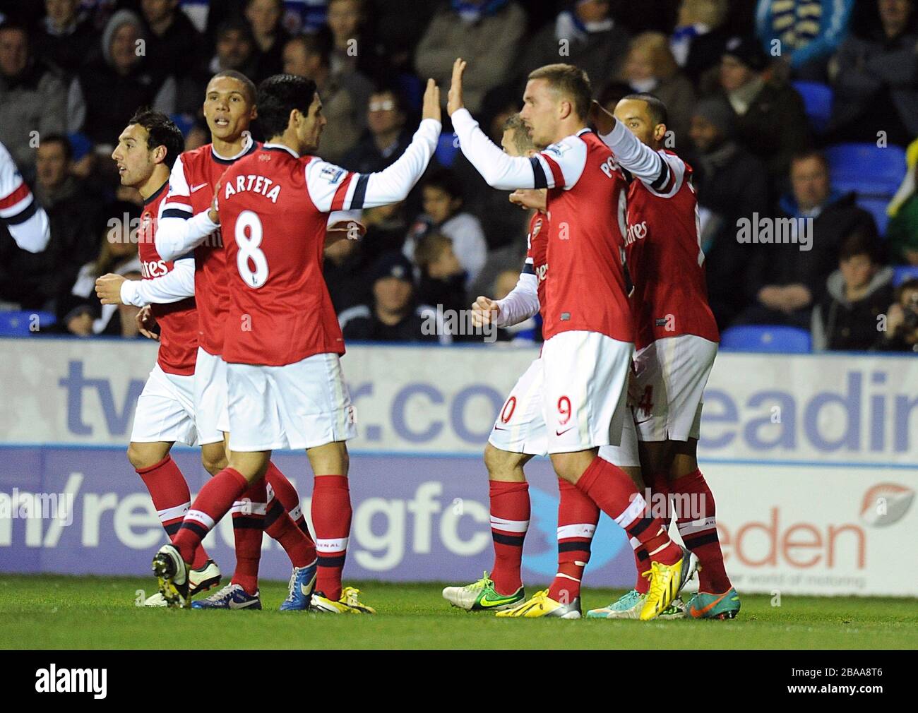 Lukas Podolski (à droite), d'Arsenal, célèbre la notation du but d'ouverture du jeu avec ses coéquipiers Banque D'Images