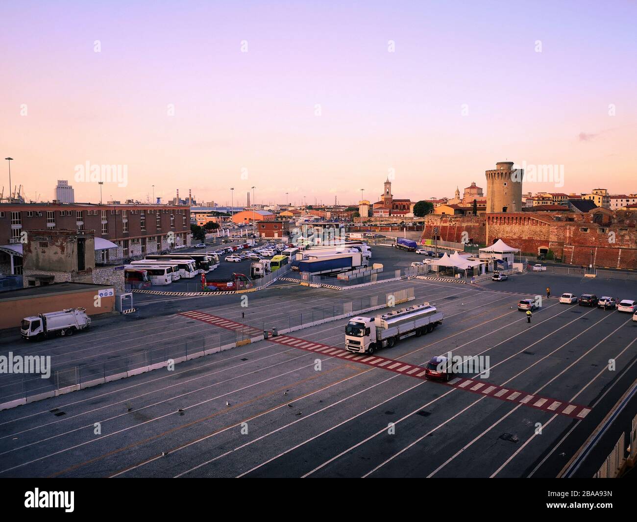 Vue du port de Livourne au coucher du soleil d'un ferry amarré à l'embarcadère. Banque D'Images