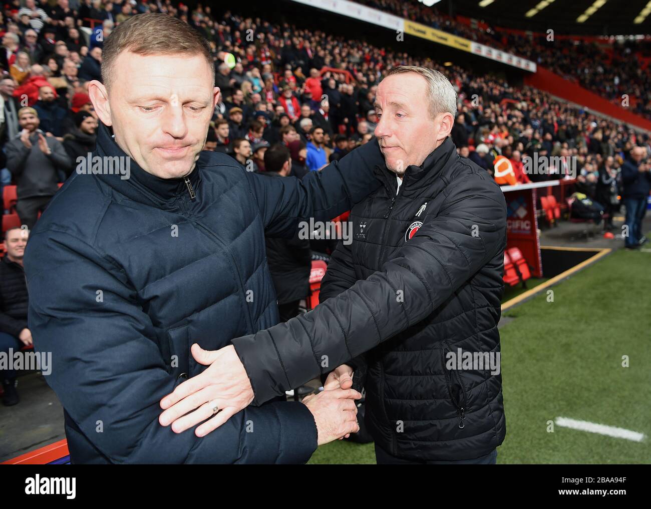 Luton Town Manager Graeme Jones (à gauche) et Charlton Athletic Manager Lee Bowyer avant le match Banque D'Images