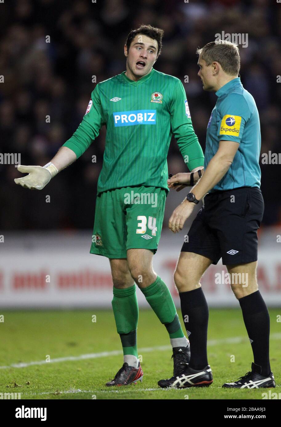 Le gardien de but de Blackburn Rovers Jake Kean parle avec l'arbitre Graham Scott Banque D'Images