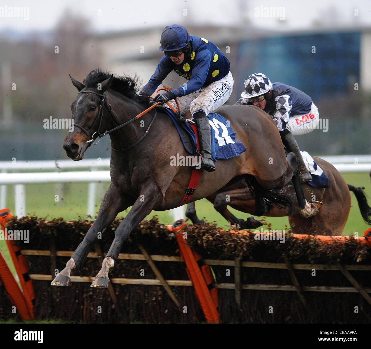 Poète monté par Dominic Elsworth gagnants de la course Coolmation Maiden Hurdle Banque D'Images