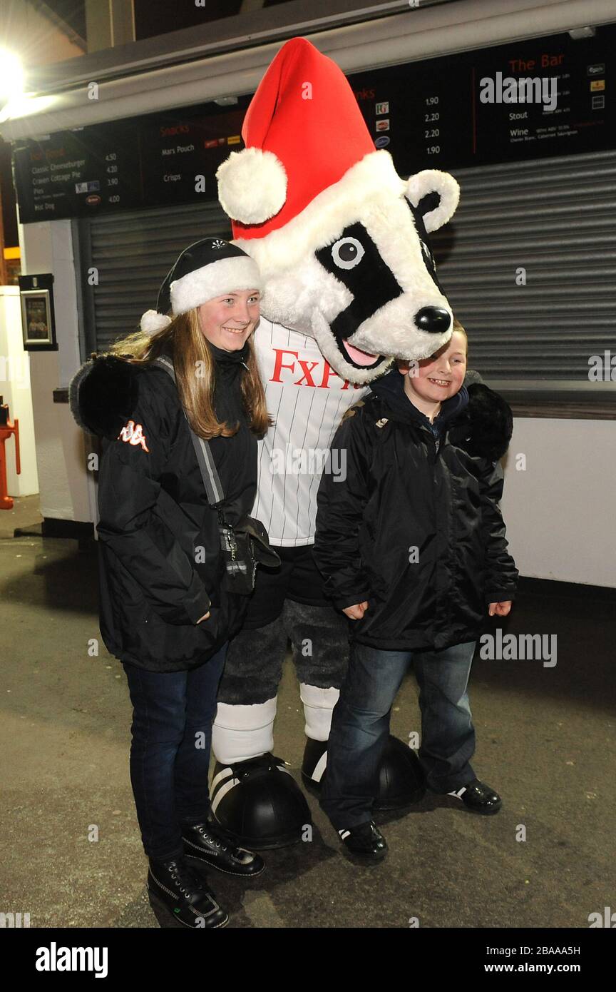 Fulham mascot Billy le Badger pose pour des photos avec de jeunes fans Banque D'Images