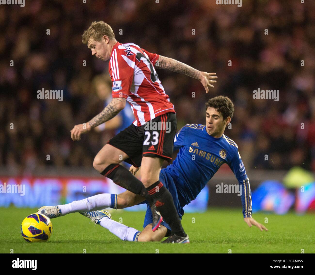 James McClean (à gauche) de Sunderland et Oscar Battle de Chelsea pour le ballon Banque D'Images