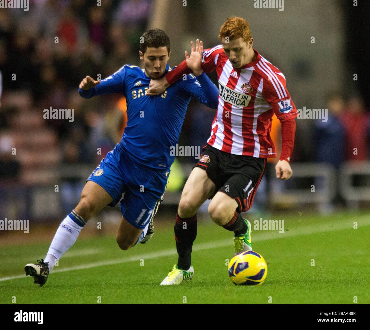 Jack colback de Sunderland et les Oscars de Chelsea se battent pour le ballon Banque D'Images