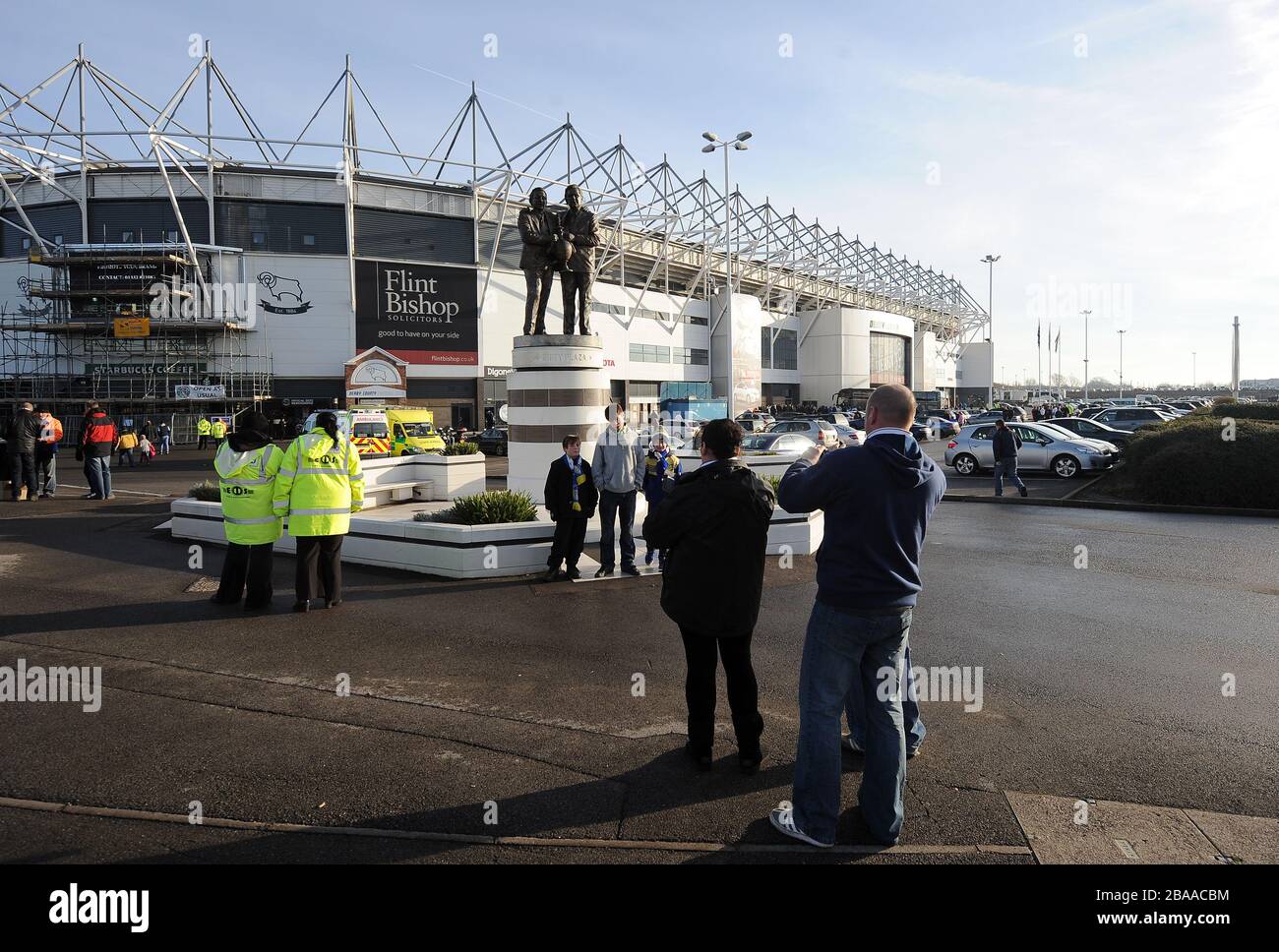 Les fans prennent des photos devant la statue de Brian Clough et de Peter Taylor devant Pride Park Banque D'Images