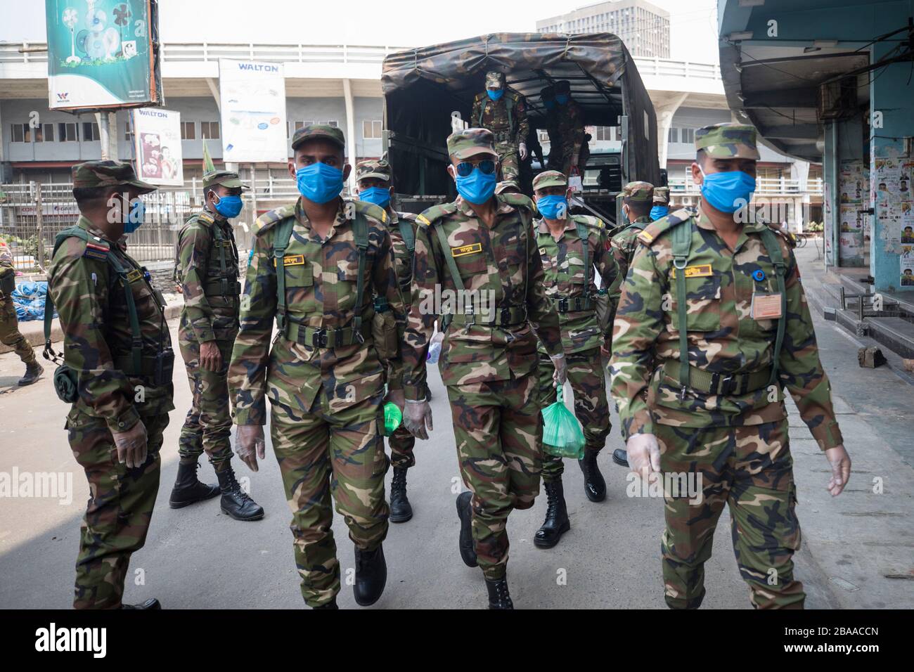 Dhaka, Bangladesh. 27 mars 2019. Les rencontres de l'armée du Bangladesh descendent d'un camion militaire pour entrer dans un camp de fortune au stade national de Bangabanhu à Dhaka le 26 mars 2020. (Photo de Salahuddin Ahmed/Sipa USA) crédit: SIPA USA/Alay Live News Banque D'Images