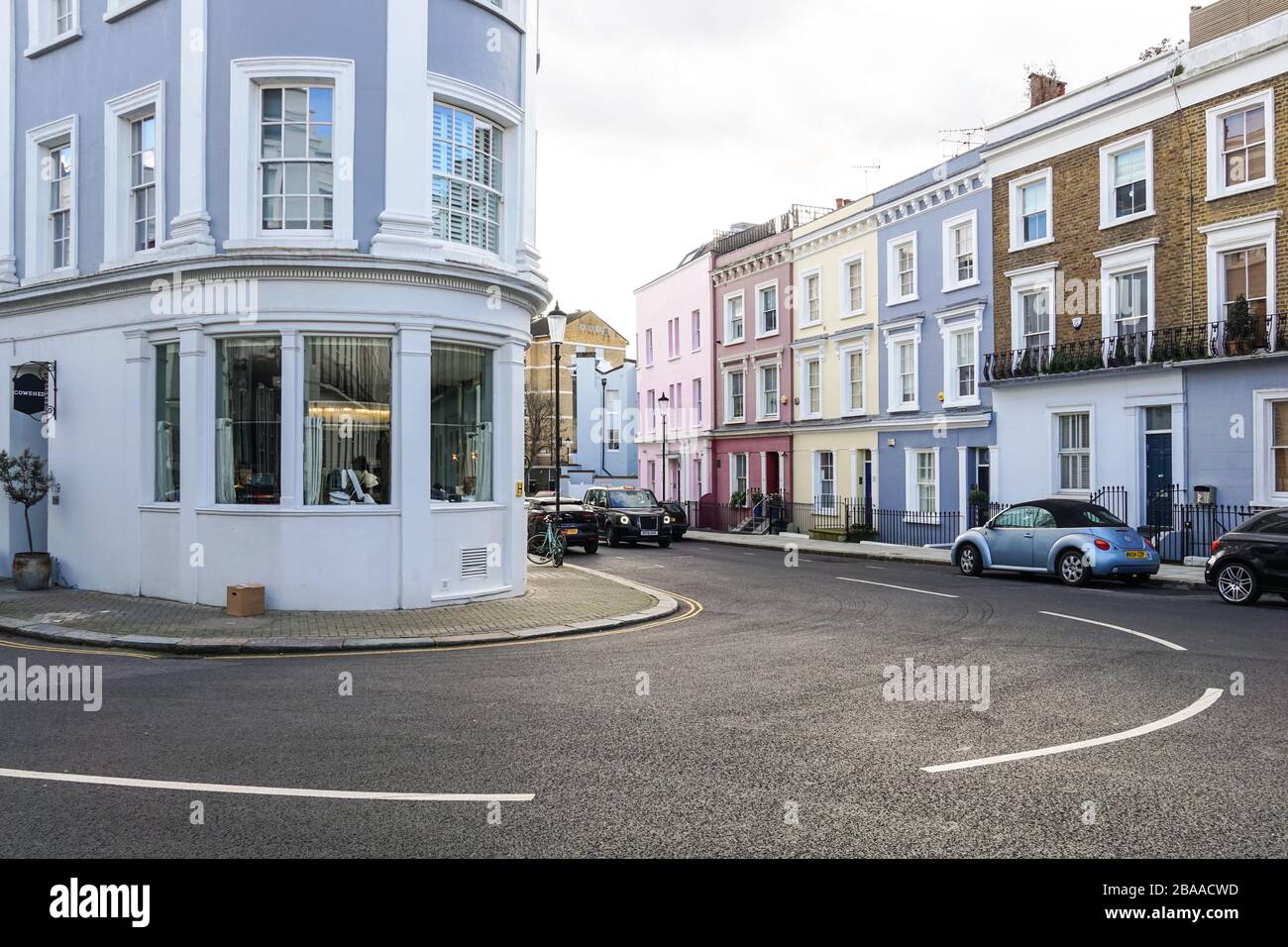 Maisons colorées dans une rue résidentielle à Notting Hill, Londres, Angleterre Royaume-Uni Banque D'Images