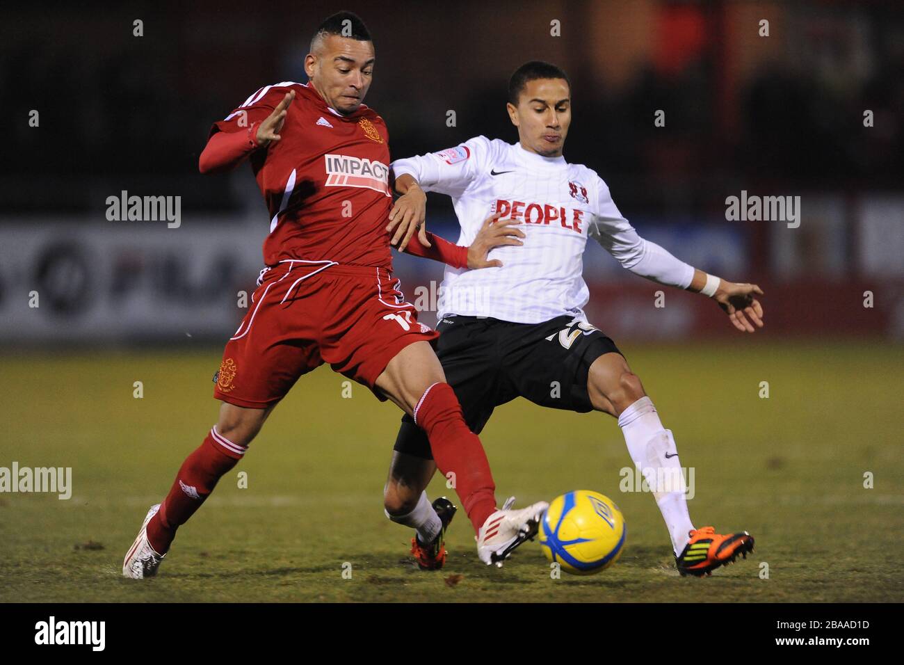 Nathan Arnold d'Alfreton Town et Alex Smith de Leyton Orient se battent pour le ballon Banque D'Images