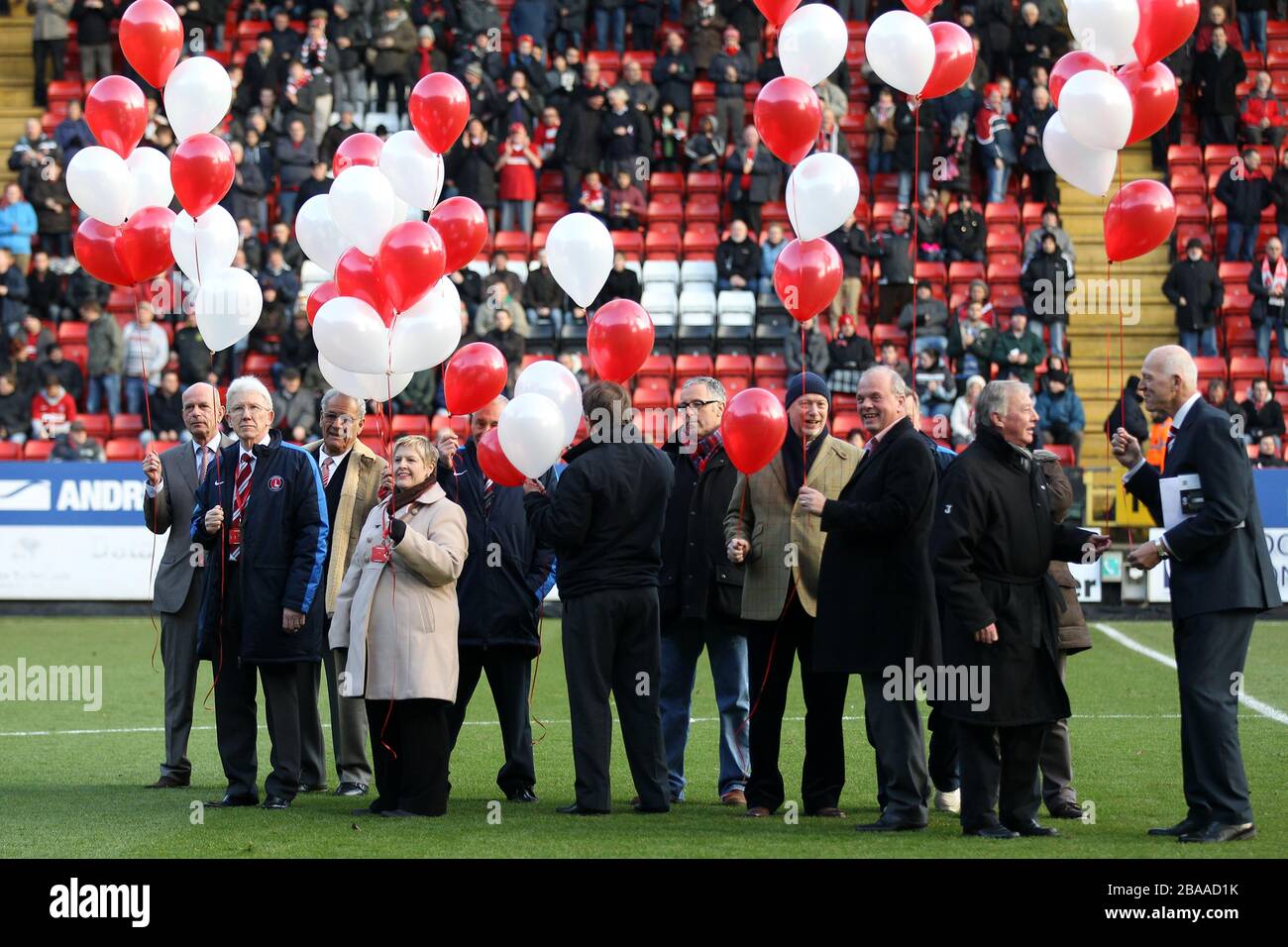 Les dignitaires et les légendes du Club portent des ballons sur le terrain pour marquer 20 ans depuis le retour à la vallée Banque D'Images