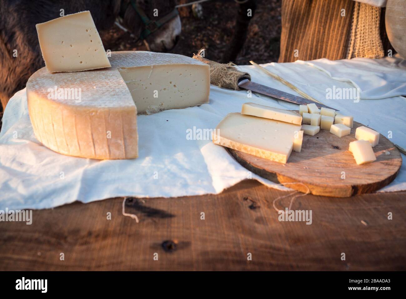 Fromage mûri sur la barre de coupe et le bois. Banque D'Images