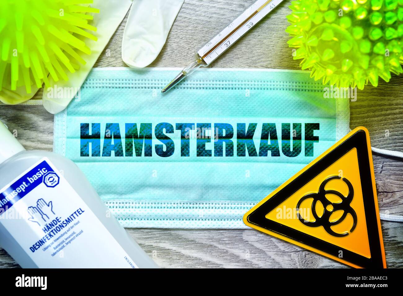 PHOTOMONTAGE, masque avec l'achat d'un hamster d'AVC, signe de danger biologique, gants de protection, thermomètres cliniques et désinfectants sur une table, sym Banque D'Images
