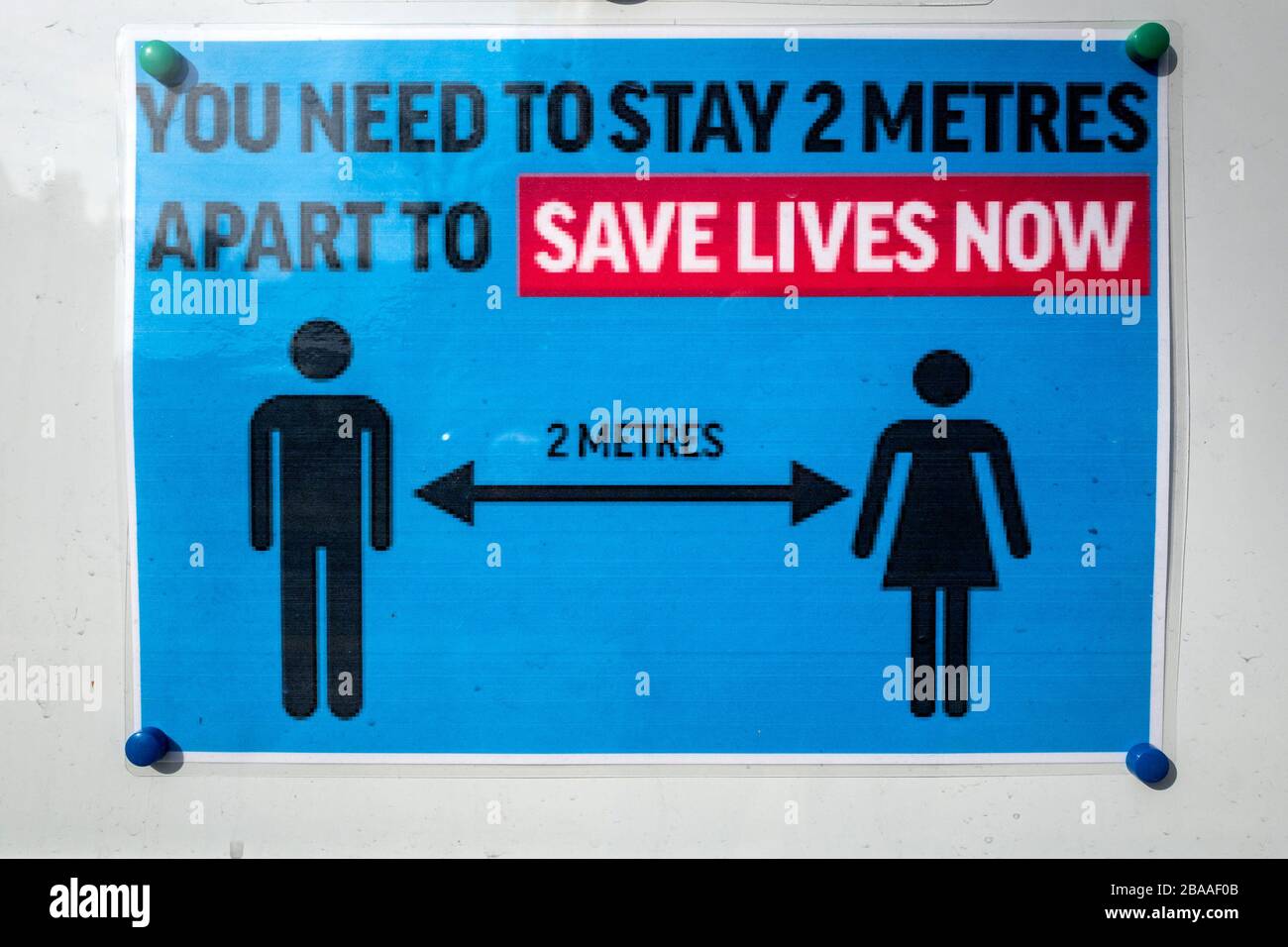 Brighton, Royaume-Uni, 26 mars 2020 : signalisation d'avertissement à l'extérieur d'un chantier de Brighton Banque D'Images