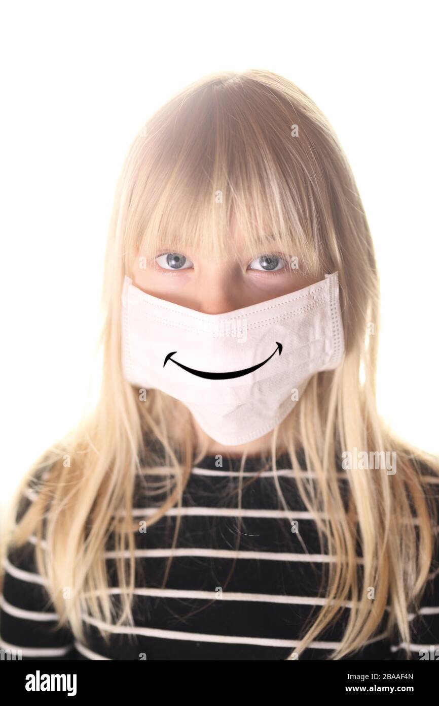 fille dans un masque de visage avec visage peint sur un fond blanc Banque D'Images