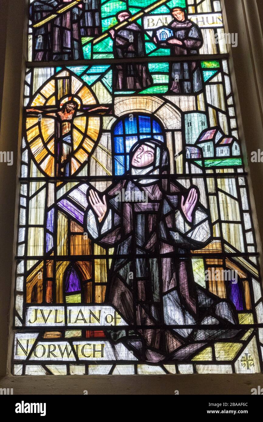 Julian de Norwich (alias Dame Julian) vitraux, la cathédrale, Norwich, Norfolk, Angleterre, Royaume-Uni Banque D'Images