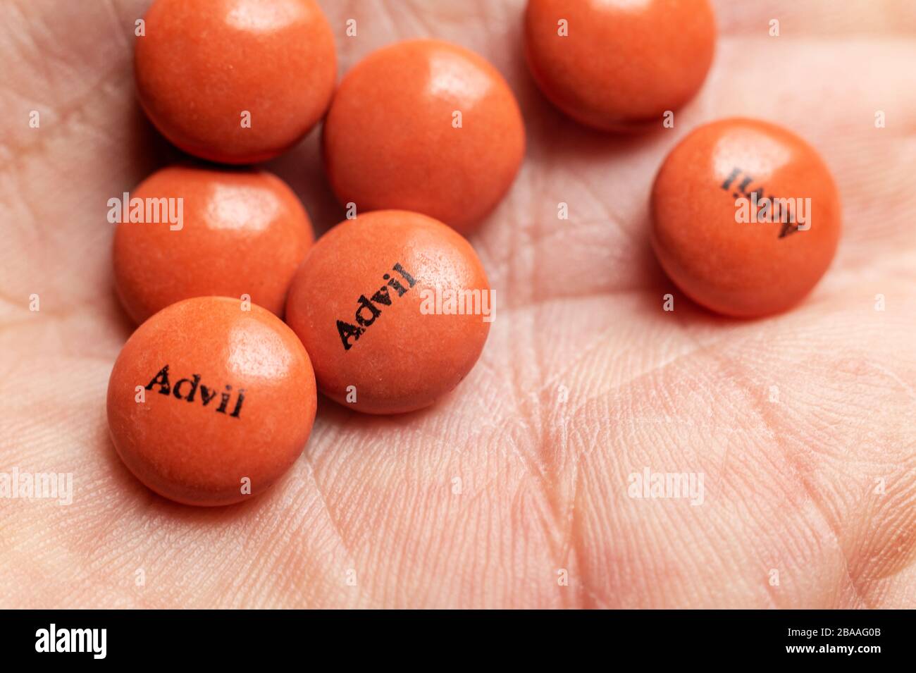 Montréal, CA 26 mars 2020: Plusieurs comprimés Advil Ibuprofen en main Banque D'Images