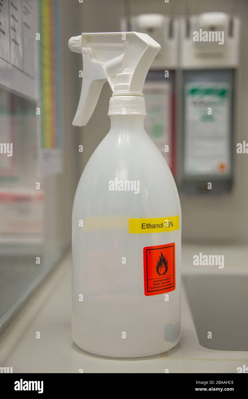 Vaporisateur de laboratoire avec éthanol marqué pour la désinfection à  partir de virus et de bactéries Photo Stock - Alamy