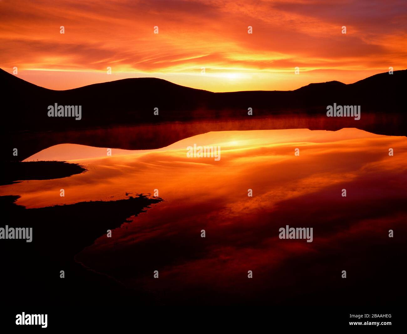 Paysage avec lac au lever du soleil, Kusasenri, Kumamoto, Kyushu, Japon Banque D'Images