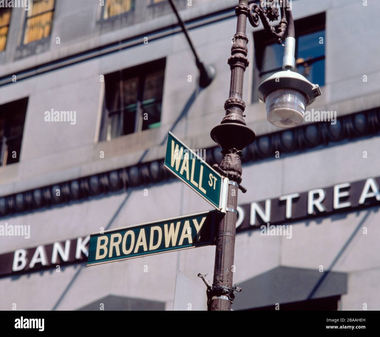 À l'angle de Broadway et Wall Street, New York City, États-Unis Banque D'Images