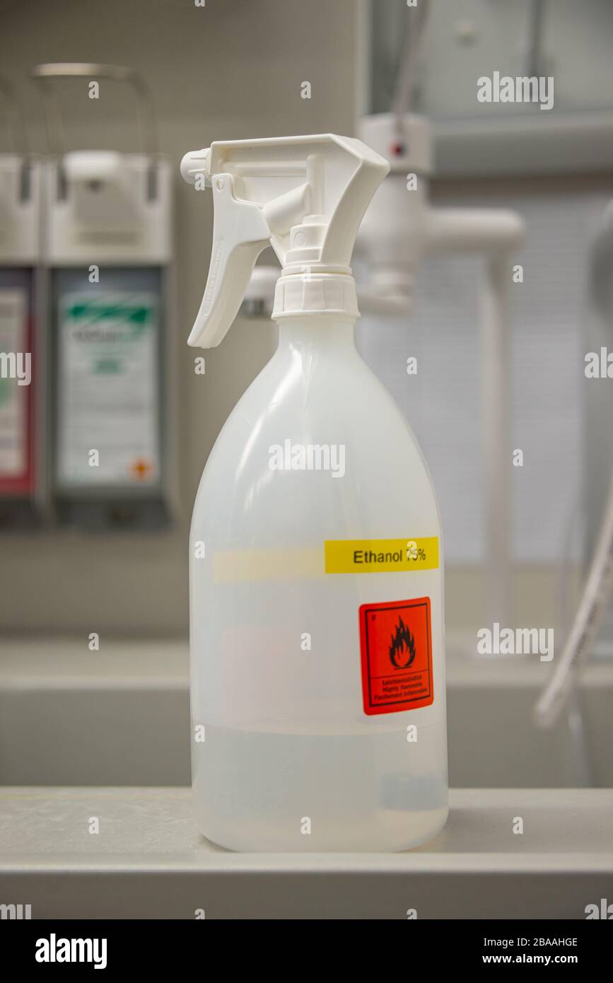 Vaporisateur de laboratoire avec éthanol marqué pour la désinfection à partir de virus et de bactéries Banque D'Images