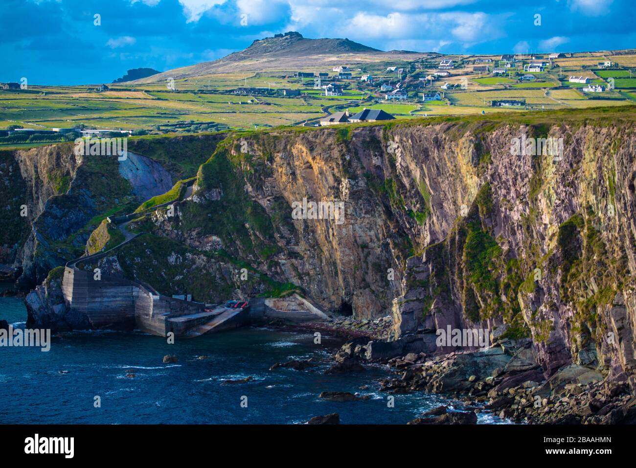 Dunquinn Pier lors d'une belle journée d'été, Irelands Wild Atlantic Way, Kerry, Irlande Banque D'Images