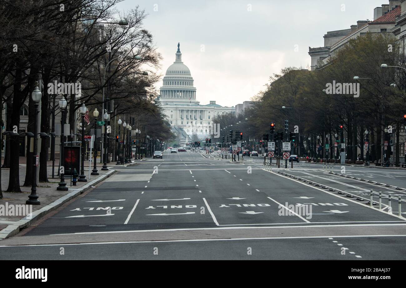 Washington, États-Unis. 26 mars 2020. L'avenue Pensylvania, près du Capitole des États-Unis, est presque vide pendant l'heure de pointe du matin après que le maire de DC Muriel Bowser a fermé toutes les entreprises non essentielles pour aider à arrêter la propagation du Coronavirus COVID-19, à Washington, D.C le jeudi 26 mars 2020. Photo de Kevin Dietsch/UPI crédit: UPI/Alay Live News Banque D'Images