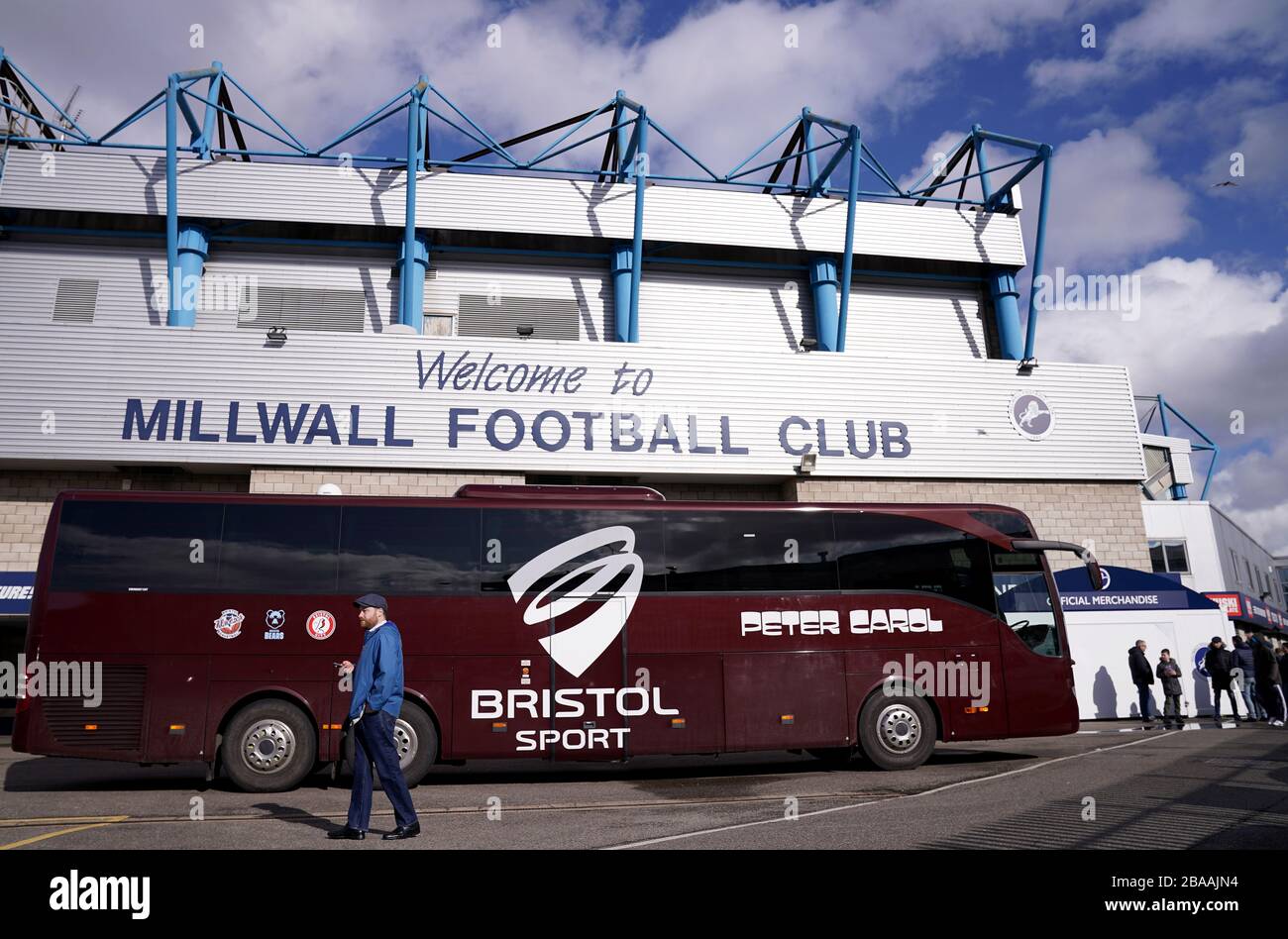 Vue générale sur le car de Bristol City qui quitte le Den avant le match entre Millwall et Bristol City Banque D'Images