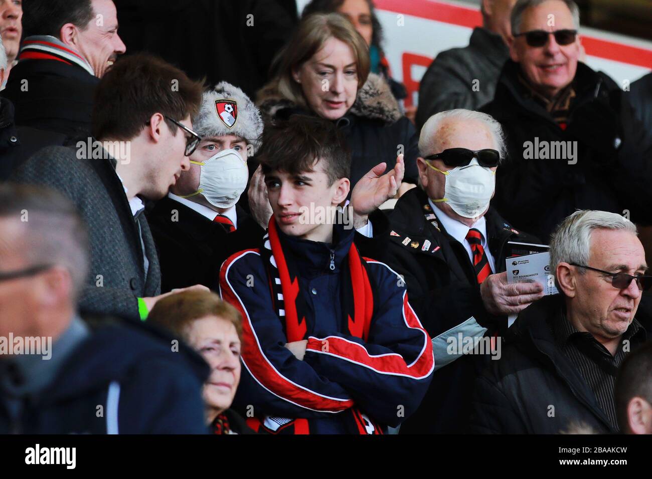 Deux partisans de l'AFC Bournemouth portent des masques pour se protéger contre la maladie de Coronavirus Banque D'Images