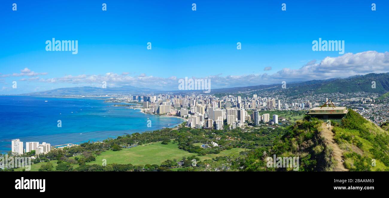 Panorama de Waikiki à partir du sommet de Diamond Head avec bunker de canon de la seconde Guerre mondiale, Oahu, Hawaï, États-Unis Banque D'Images