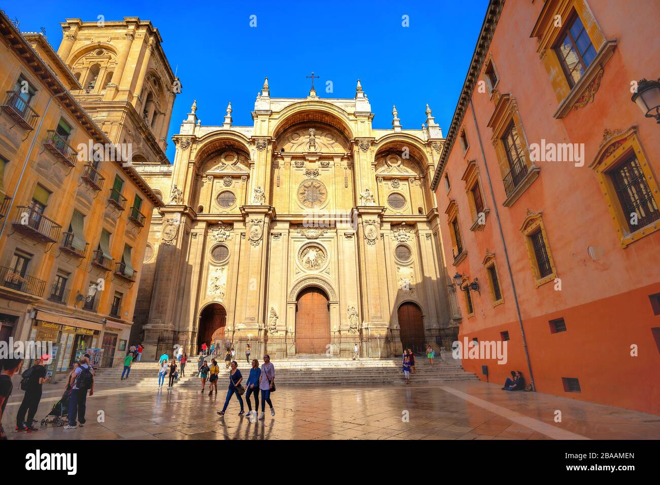 Vue sur la façade principale de la cathédrale de Grenade (cathédrale de l'Incarnation).Granada, Andalousie, Espagne Banque D'Images