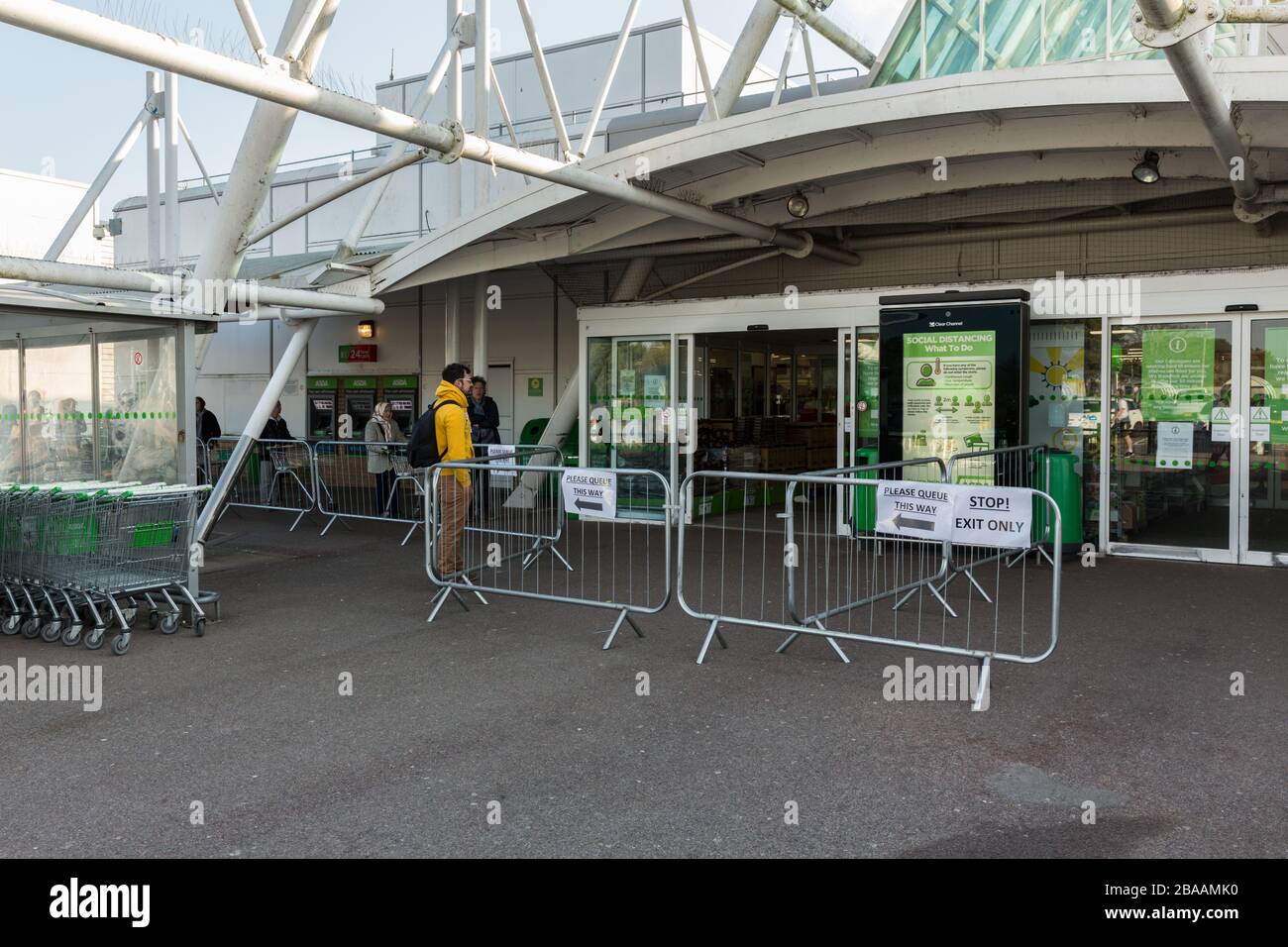 COVID-19 restriction de l'entrée à Asda, Eastbourne Banque D'Images