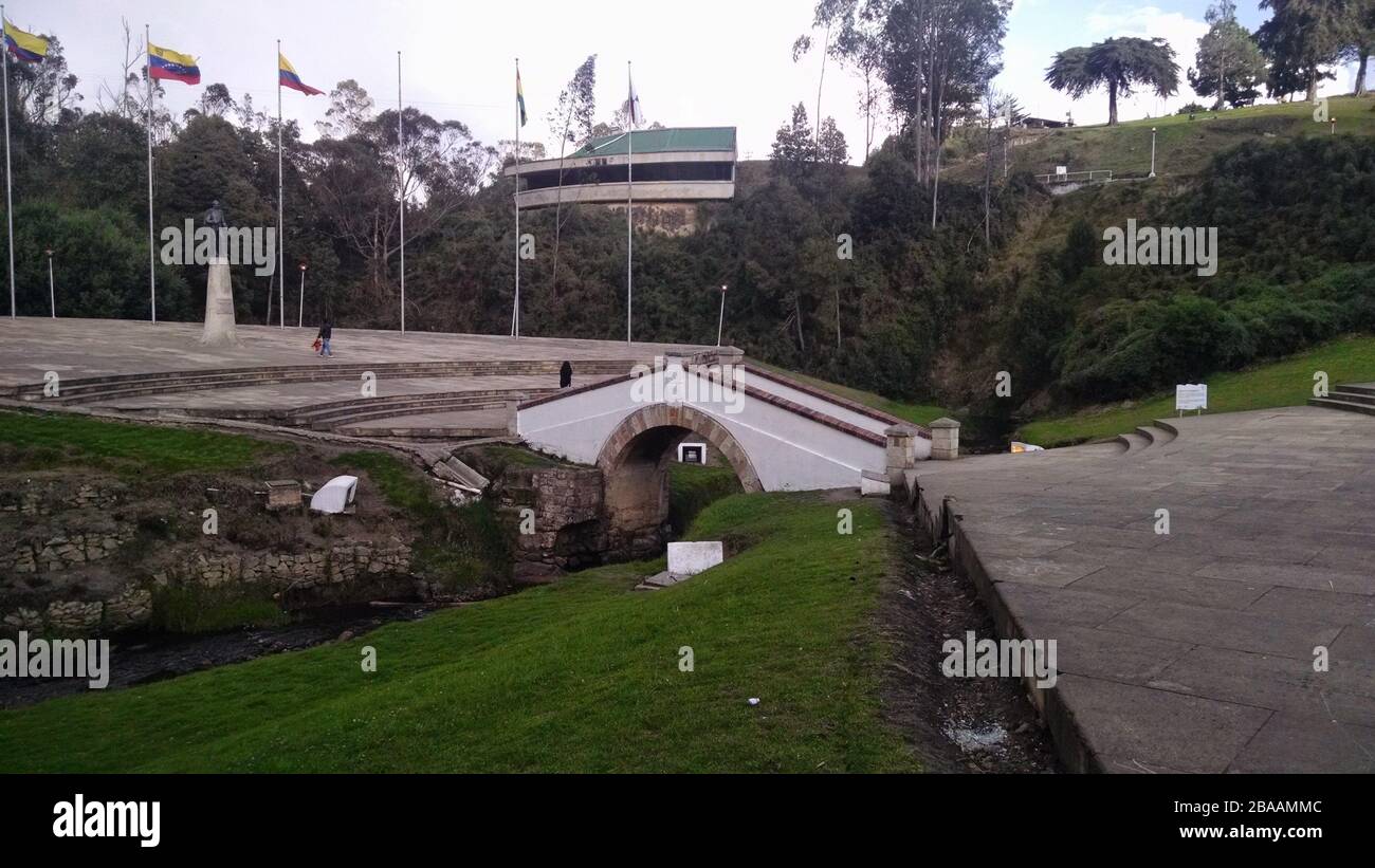 Pont de Boyaca entouré de bâtiments et de verdure en Colombie Banque D'Images