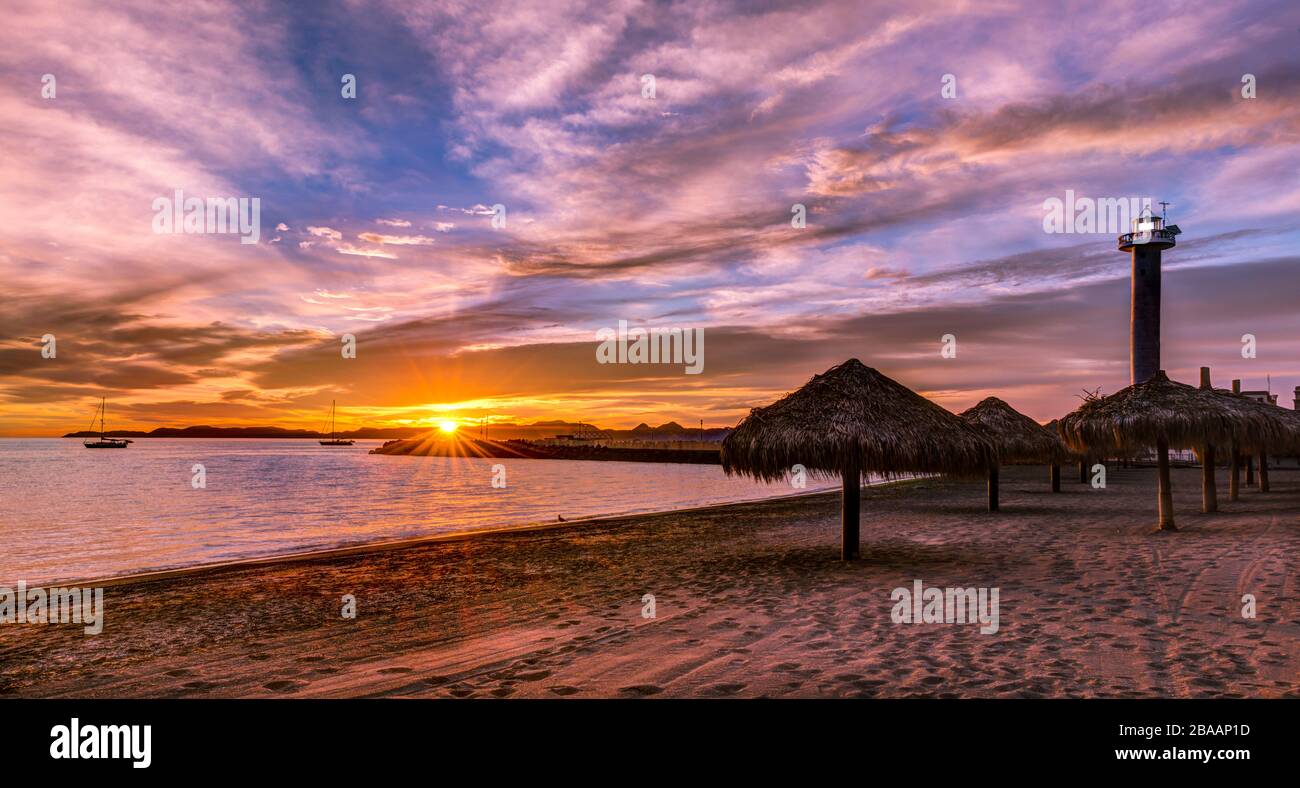 Lever du soleil sur la plage et le phare, golfe de Californie, Loreto, Baja California sur, Mexique Banque D'Images
